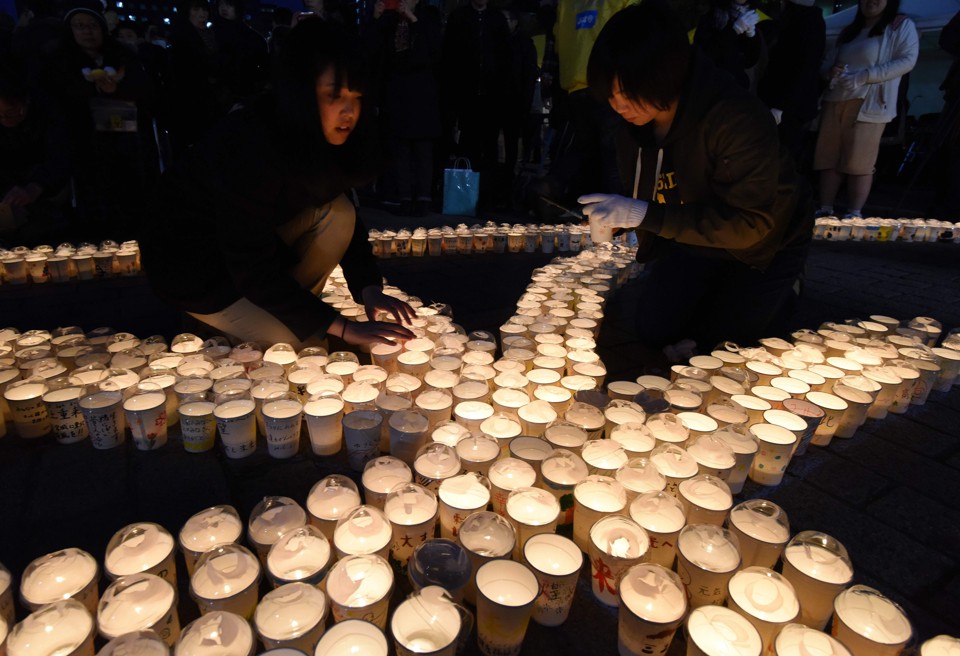 Em Sendai, alunos do Ensino Médio acendem 3 mil velas para lembrar os mortos e desaparecidos da catástrofe | TORU YAMANAKA/AFP