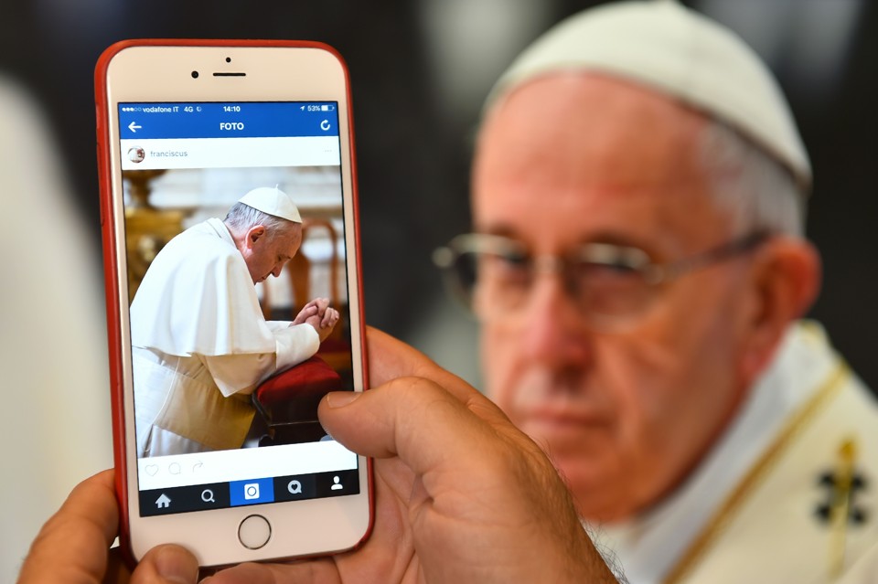 Conta foi inaugurada no dia de São José, 19 de março, no qual é comemorado o início oficial do pontificado do Papa Francisco | GABRIEL BOUYS/AFP