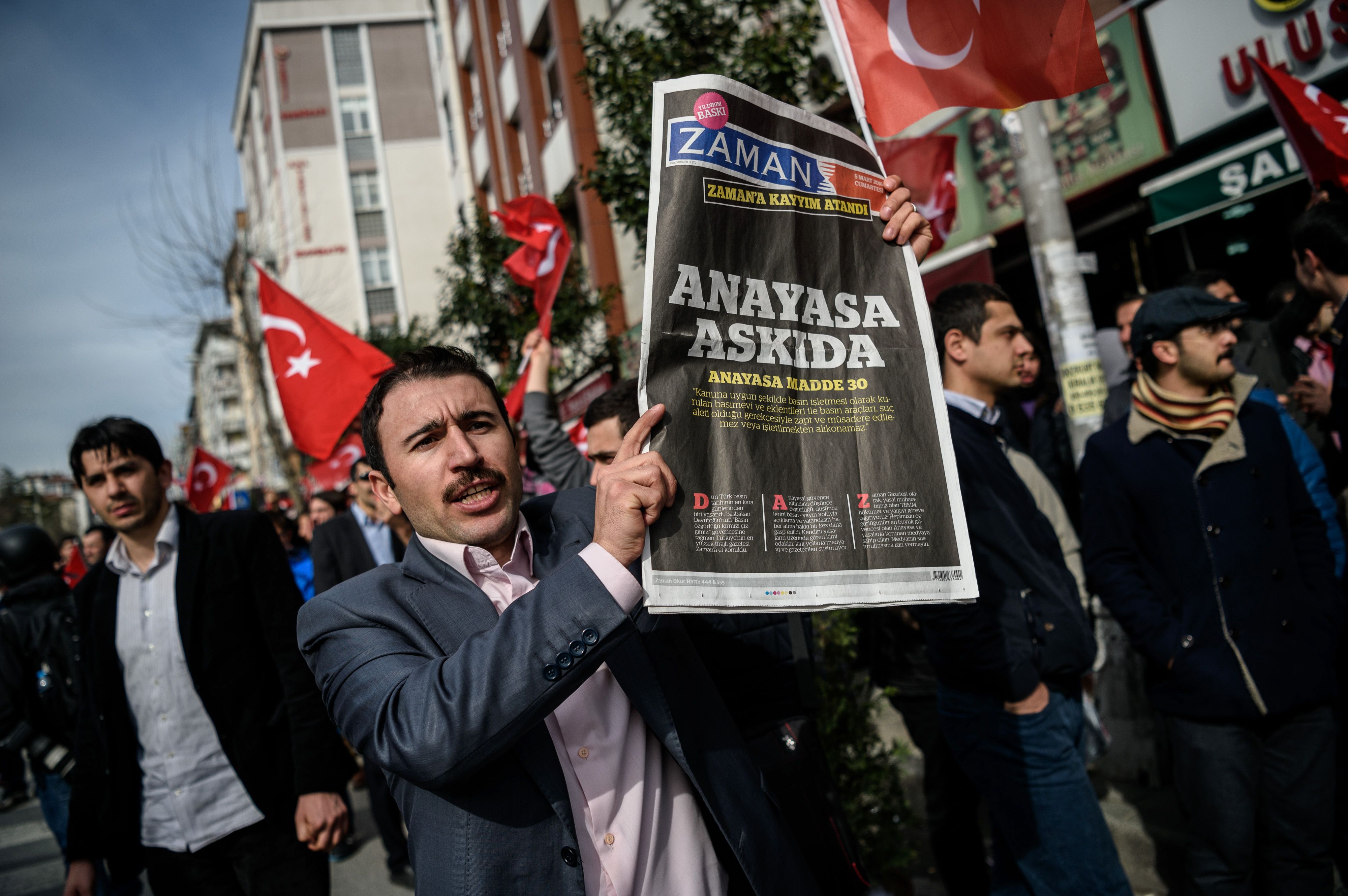 Primeira página do Zaman foi publicada com um fundo preto e a frase “Constituição suspensa”, em protesto contra a intervenção do governo turco. | Ozan Kose/AFP