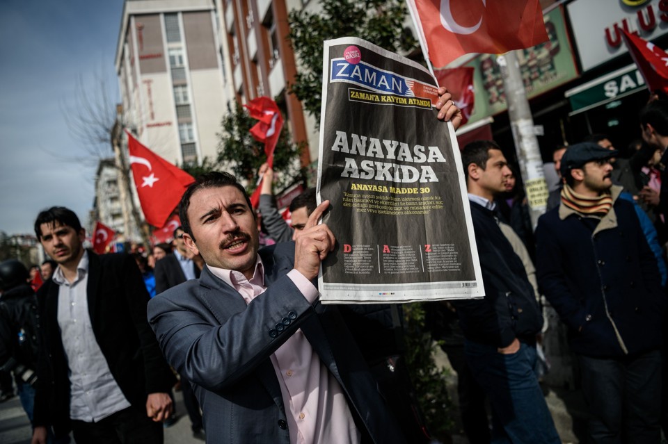 Primeira página do Zaman foi publicada com um fundo preto e a frase “Constituição suspensa”, em protesto contra a intervenção do governo turco. | Ozan Kose/AFP
