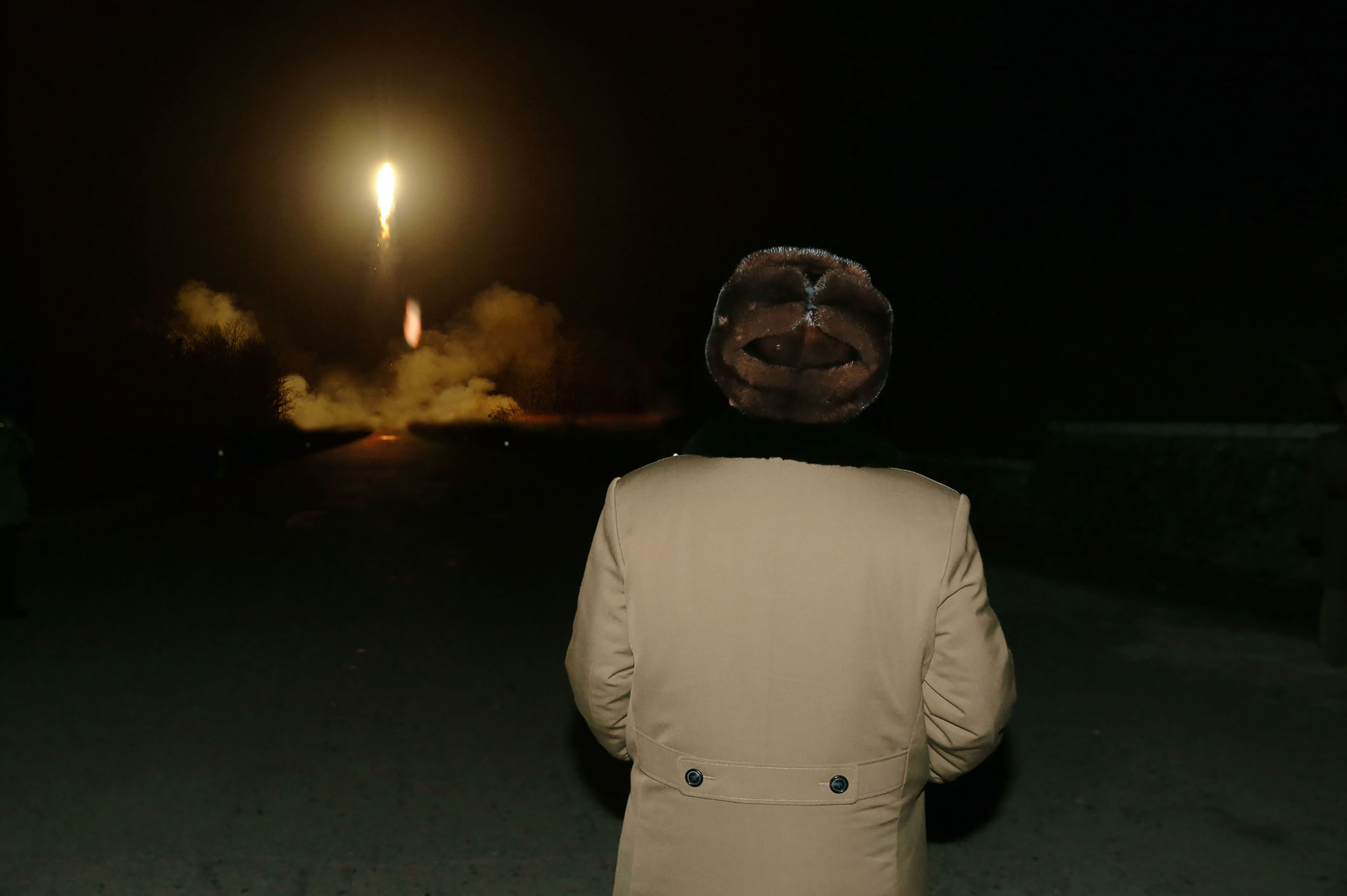 Fotografia sem data liberada pela agência oficial da Coreia do Norte nesta sexta mostra Kim Jong-Un observando um lançamento de foguete | KNS/AFP