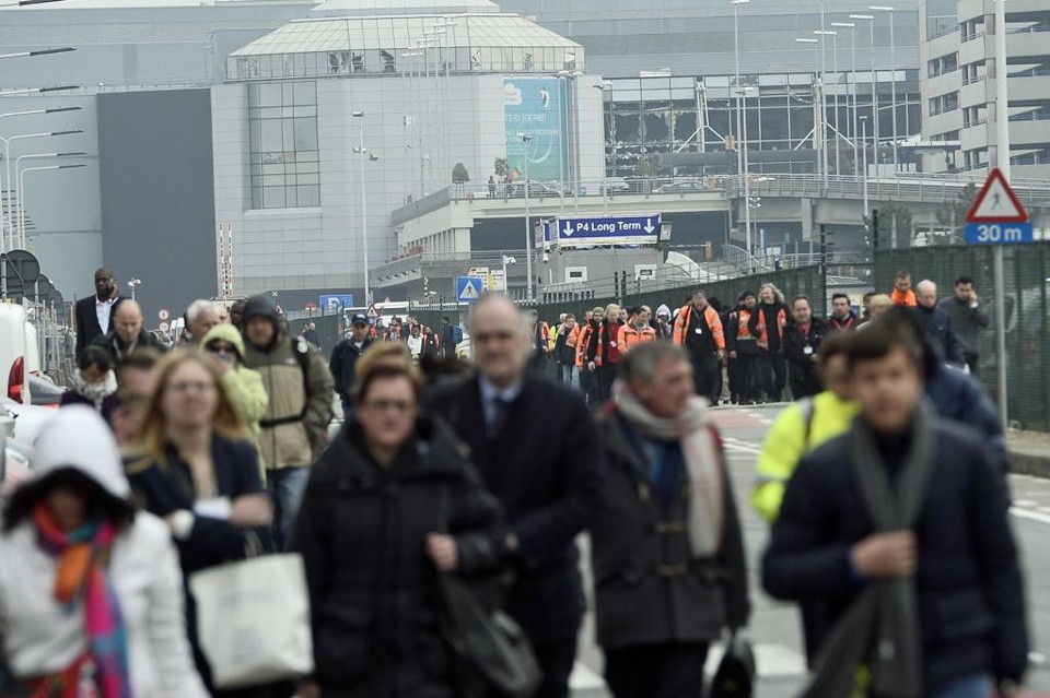 Pessoas evacuando o aeroporto de Zaventem, em Bruxelas. | Laurie Dieffembacq/AFP