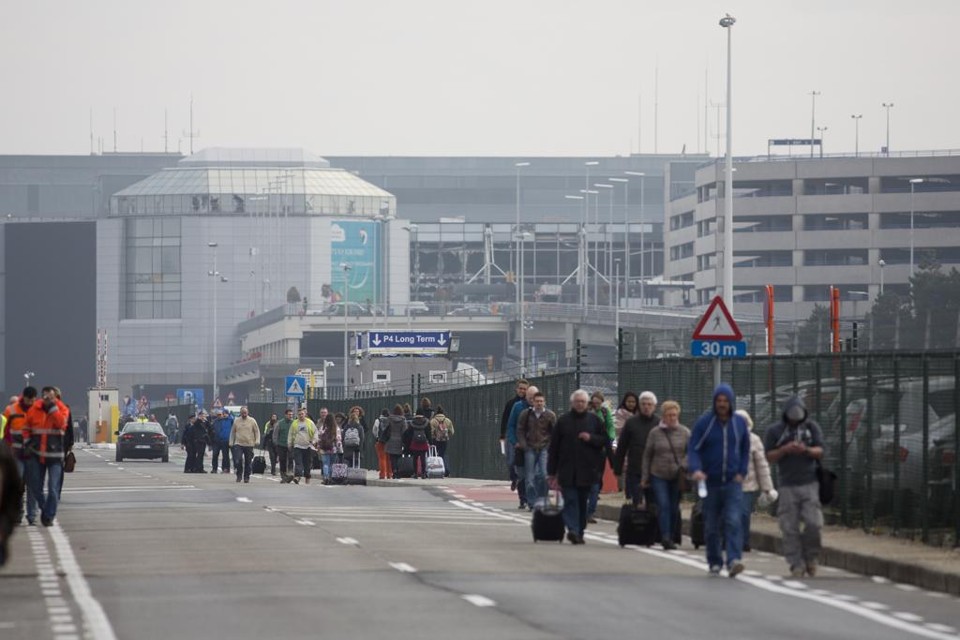 Passageiros deixam o aeroporto Zaventem, em Bruxelas , depois das explosões | Thierry Monasse/AFP