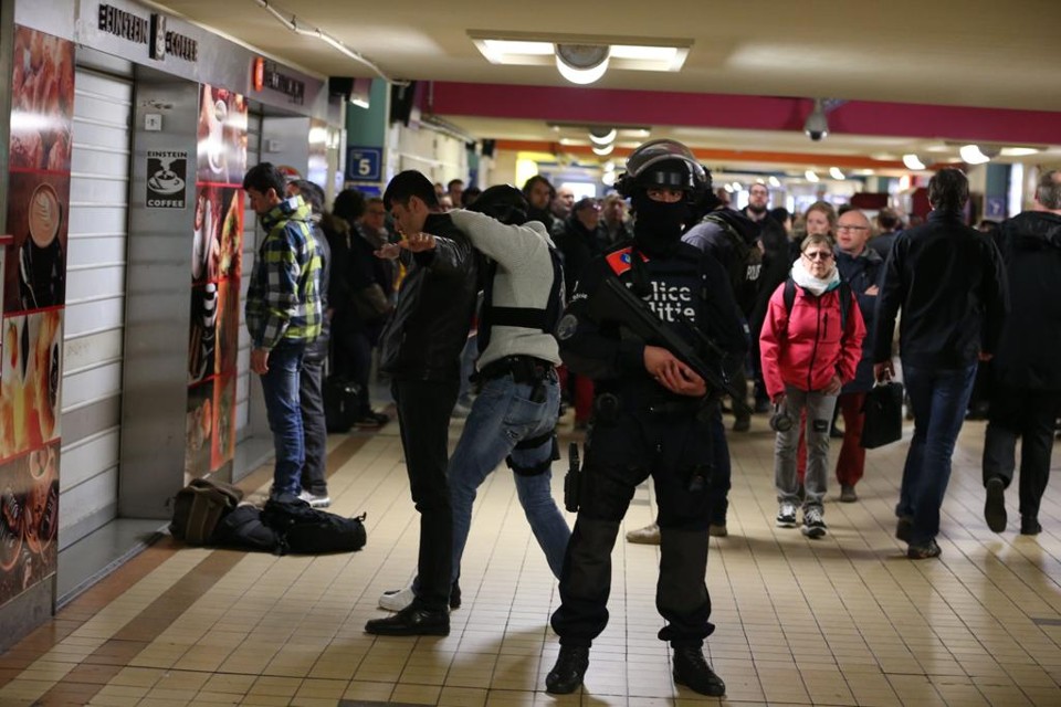 Policiais revistam pessoas que passam pela estação Gare du Nord,: capital belga está cada vez mais ligada ao extremismo  religioso. | Nicolas Maeterlinck/AFP