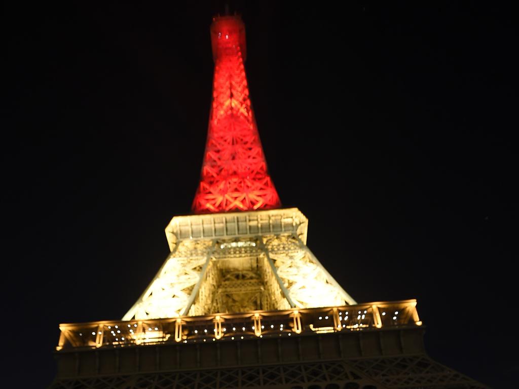 Torre Eiffel, na França, iluminada com as cores da Bélgica | LIONEL BONAVENTURE/AFP