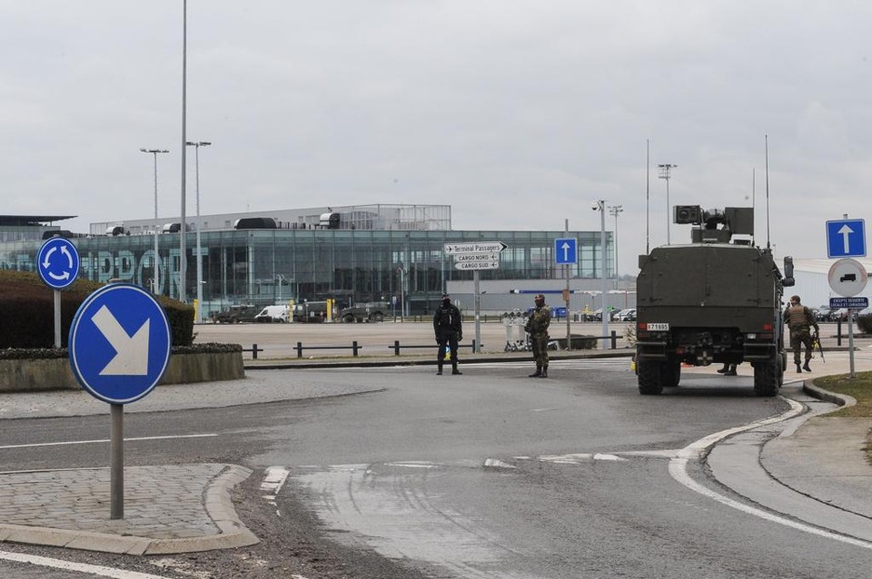 Veículo militar controla acesso ao aeroporto de Liege, na Bélgica | Sophie Kip/AFP