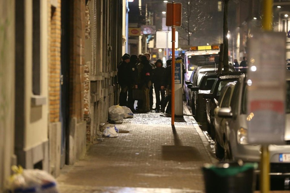 As unidades especiais da polícia federal entraram em uma residência em Schaerbeek, onde uma explosão foi ouvida, segundo a agência de notícias Belga. | NICOLAS MAETERLINCK/AFP