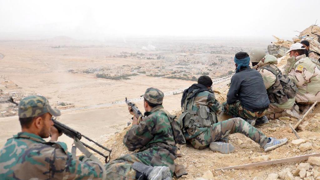 Soldados sírios vigiam cidade histórica, em foto divulgada pela a agência de notícias oficial do país. | AFP
