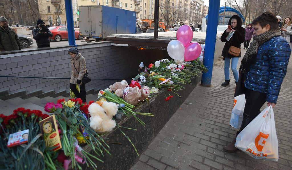 Moradores de Moscou deixaram flores em homenagem à menina morta na entrada da estação de metrô onde a babá foi presa | DMITRY SEREBRYAKOV/AFP