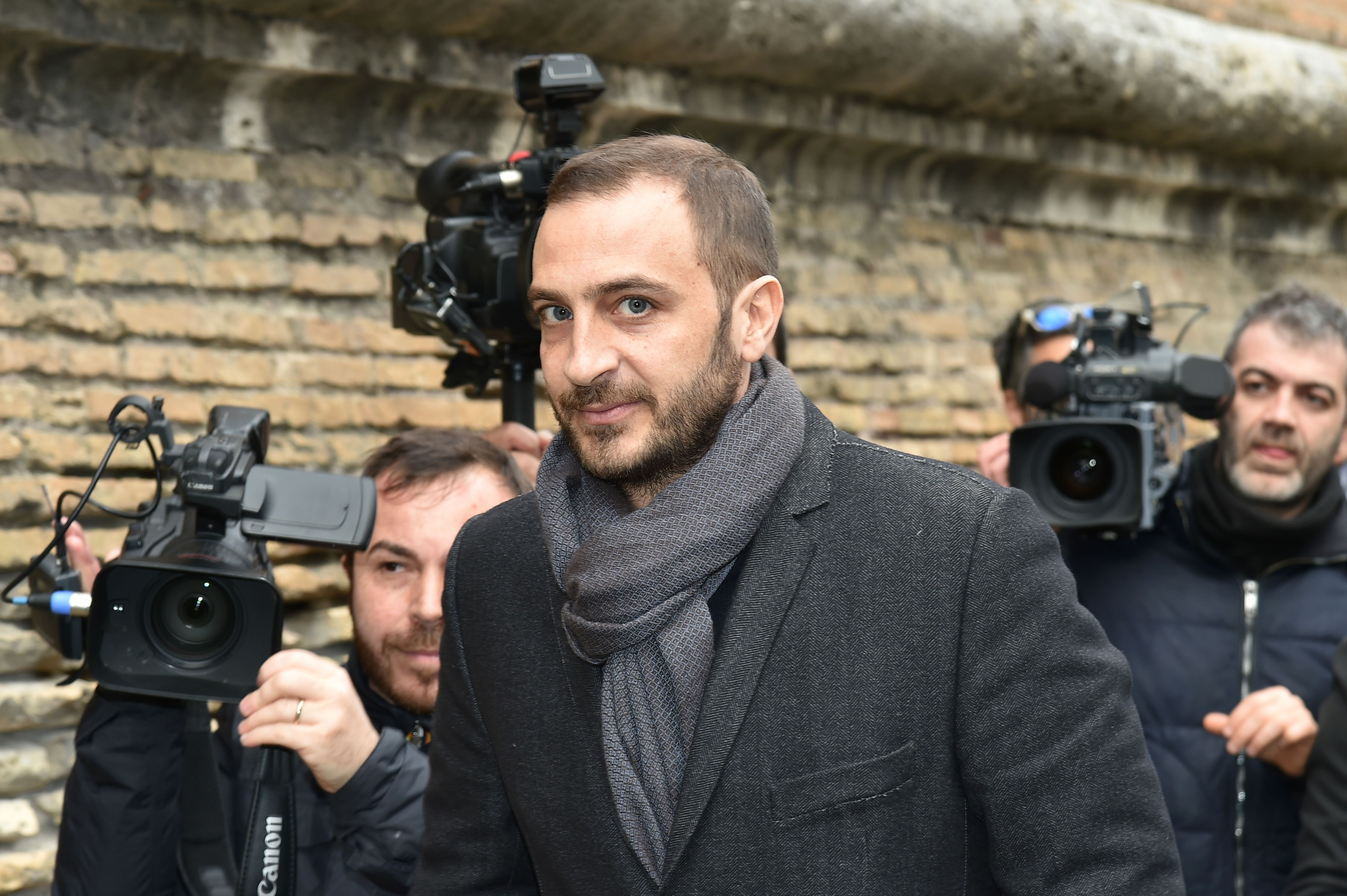 Emiliano Fittipaldi, jornalista acusado de “divulgação ilícita” chega ao local do julgamento | Alberto Pizzol/AFP