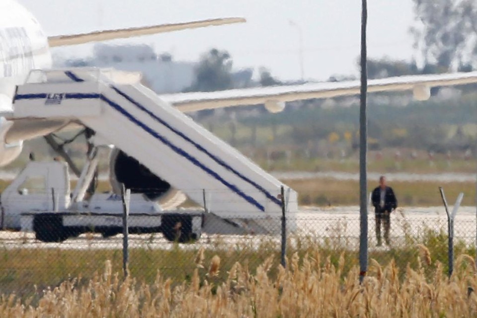 Homem suspeito de sequestro deixa o avião | Behrouz Mehri/AFP