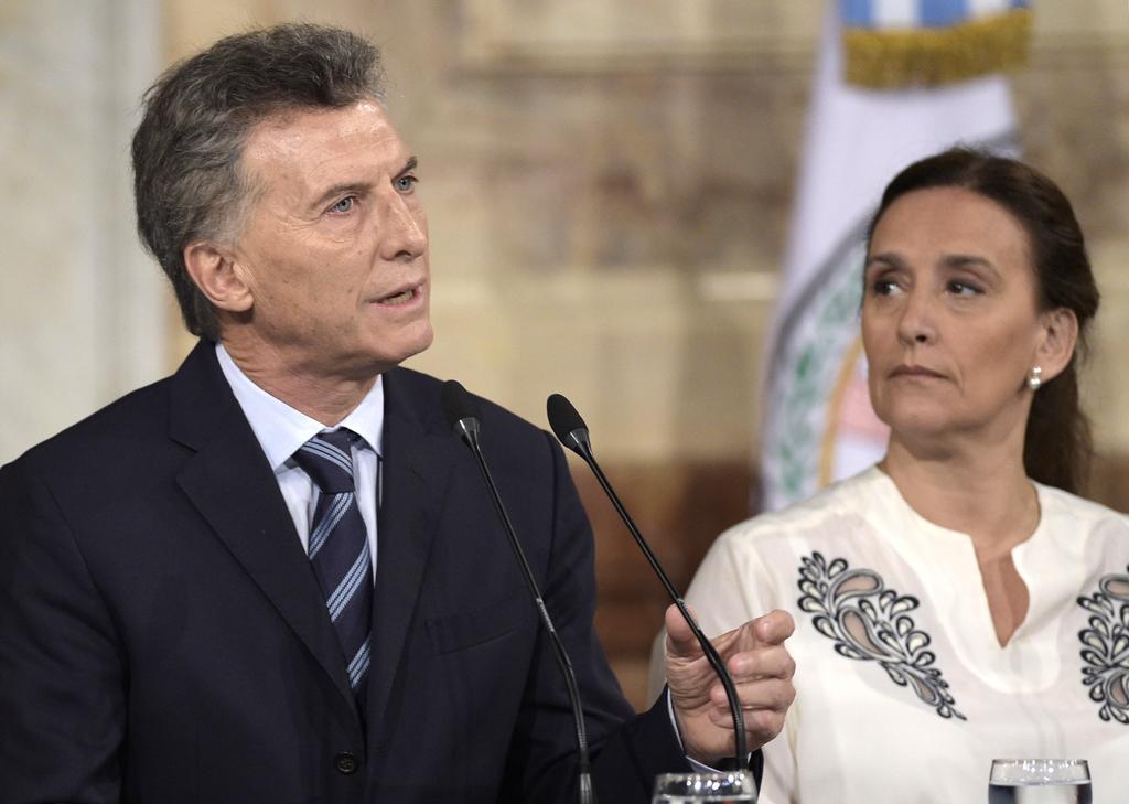 O presidente argentino (à esq.) fala ao Congresso acompanhado da vice-presidente Gabriela Michetti | JUAN MABROMATA/AFP