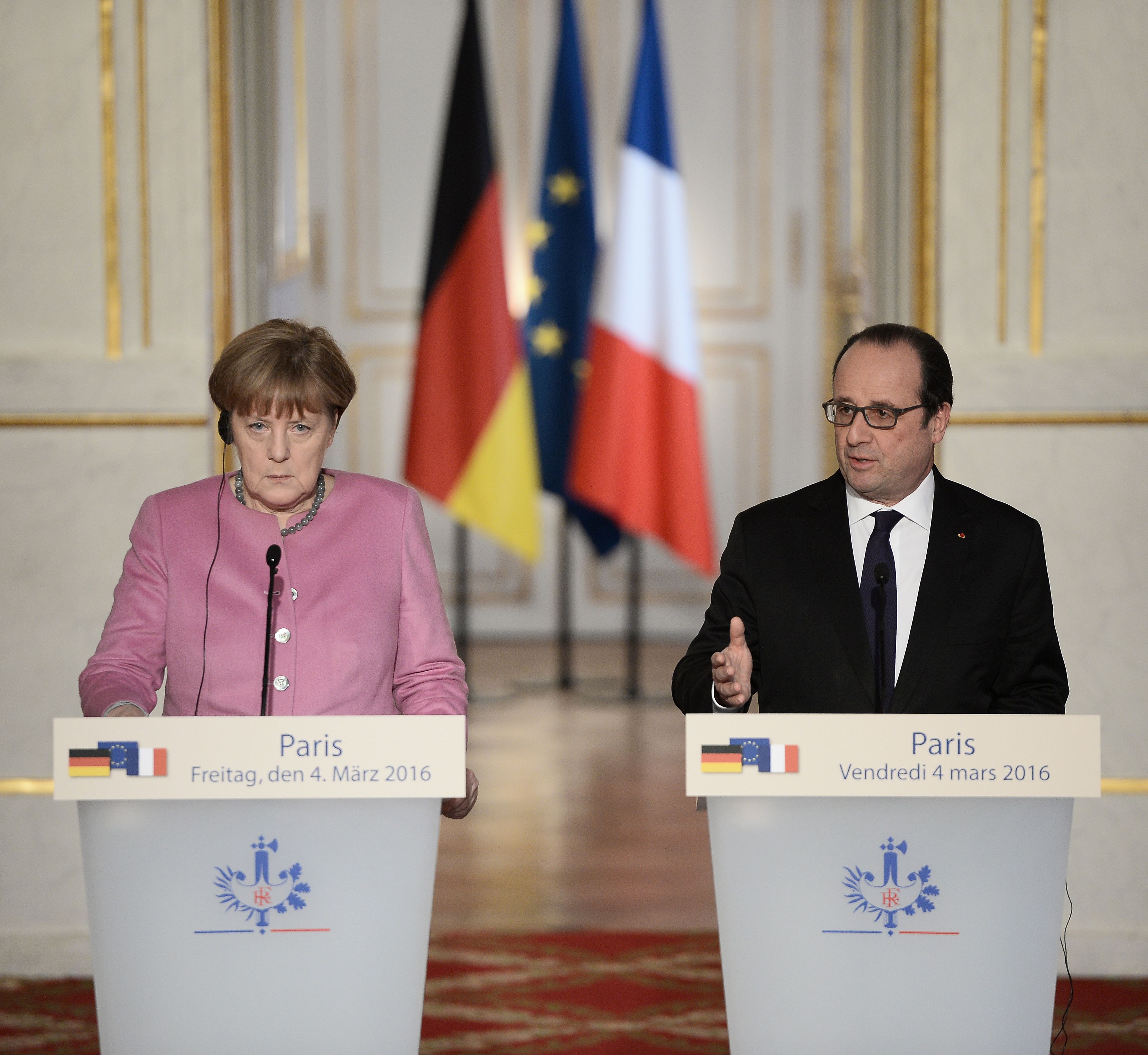 Declaração foi dada pela chanceler alemã durante uma visita oficial ao presidente francês François Hollande, nesta sexta-feira (4). | STEPHANE DE SAKUTIN/AFP