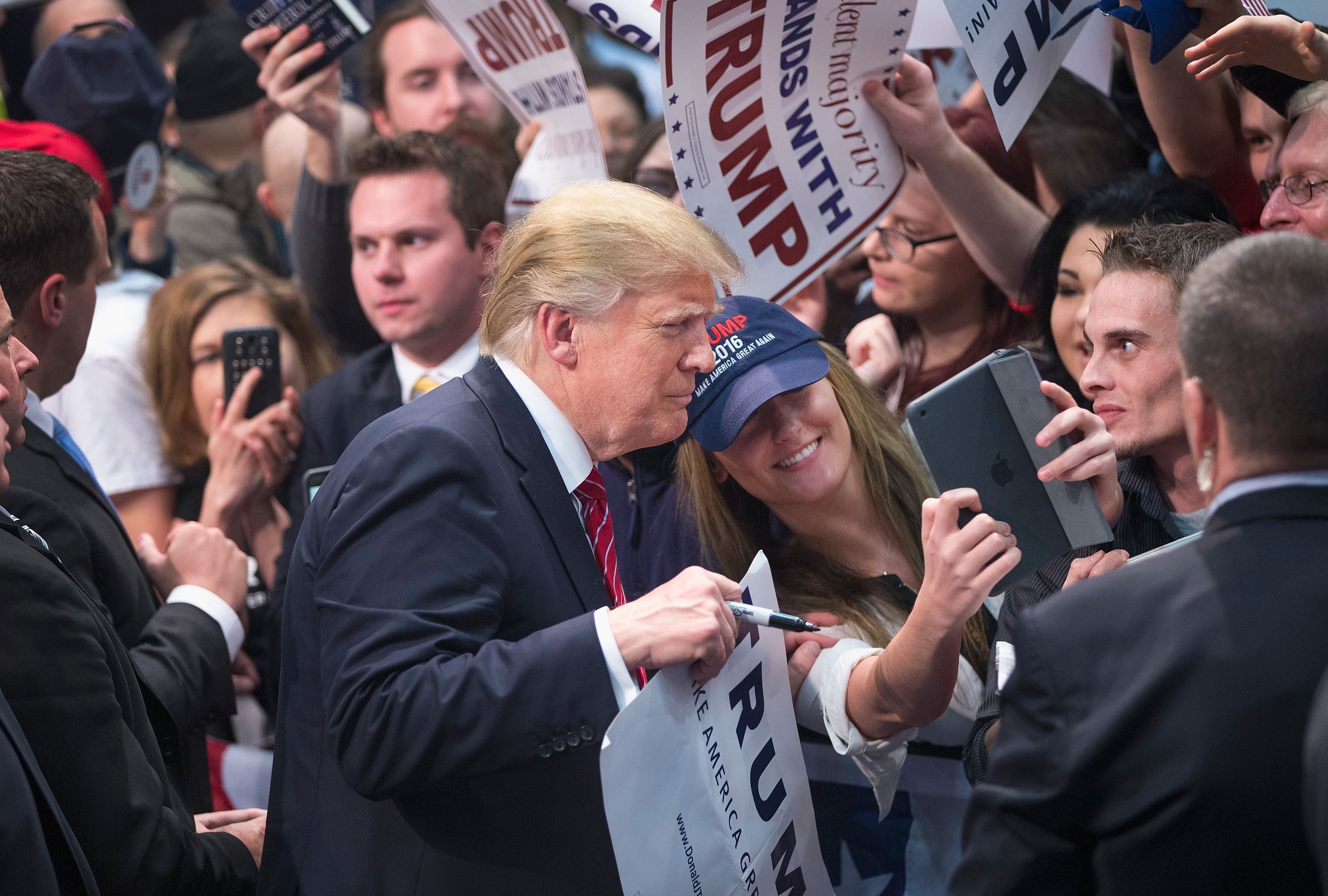 Criticado por voltar atrás em vários temas, Trump deu uma guinada na sexta-feira em sua promessa de torturar os terroristas e matar suas famílias | SCOTT OLSON/AFP