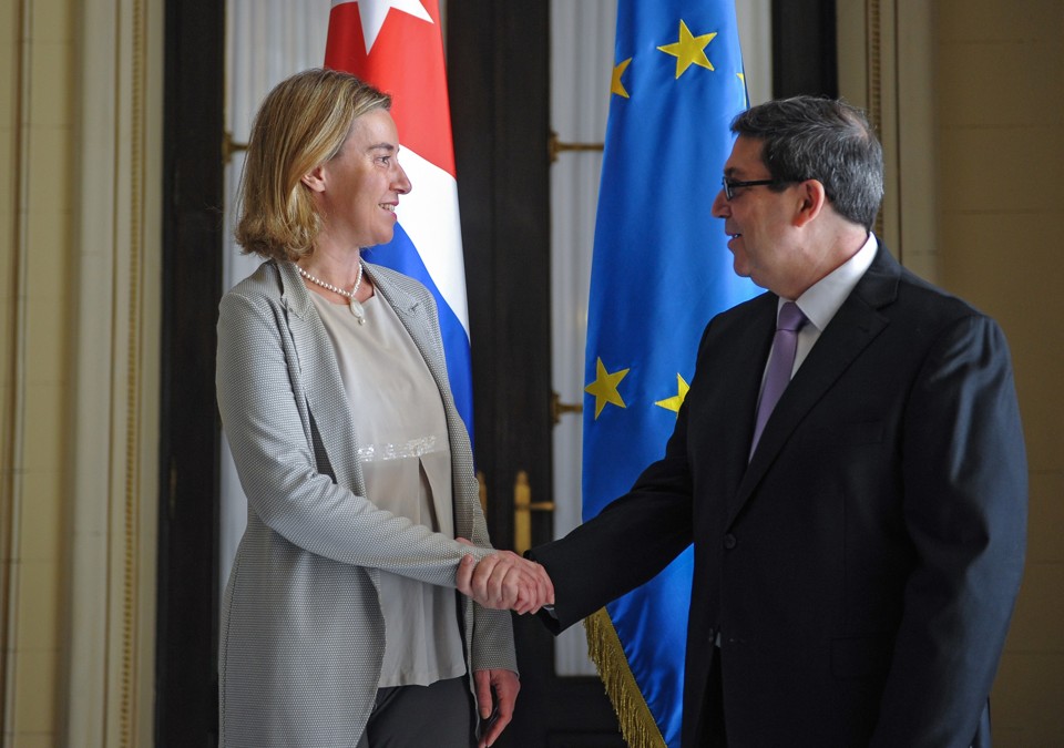 Federica Mogherini e Bruno Rodriguez selam a reaproximação de Cuba e Europa | YAMIL LAGE/AFP