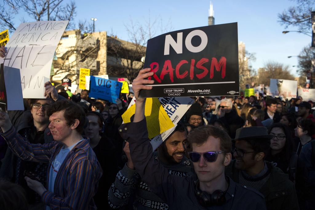 Pessoas protestam em Chicago, nos EUA, contra Donald Trump, que fez discurso na região | Jonathan Gibby/AFP