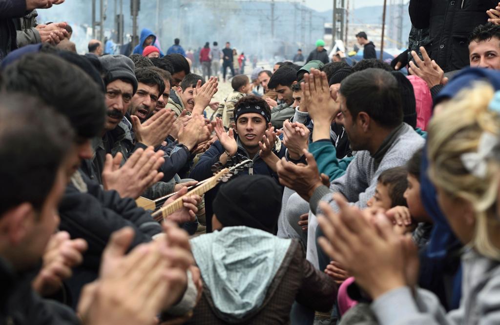 Migrantes protestam pela abertura da fronteira da Macedônia, em campo de refugiados na Grécia | DANIEL MIHAILESCU/AFP