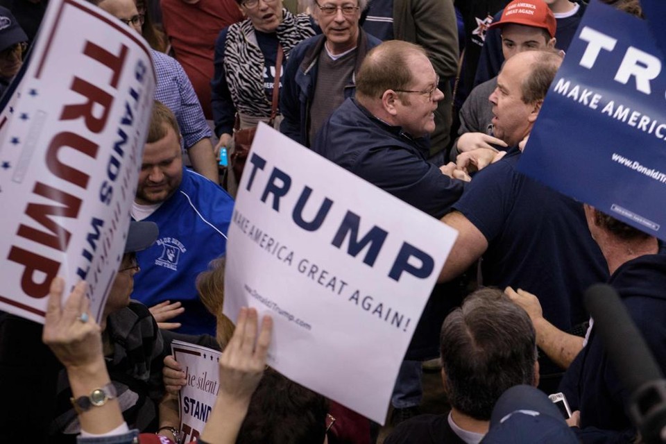 O confronto em Chicago ocorreu após várias semanas com registros de violência nos comícios de Trump, com intimidação de manifestantes e jornalistas | BRENDAN SMIALOWSKI/AFP