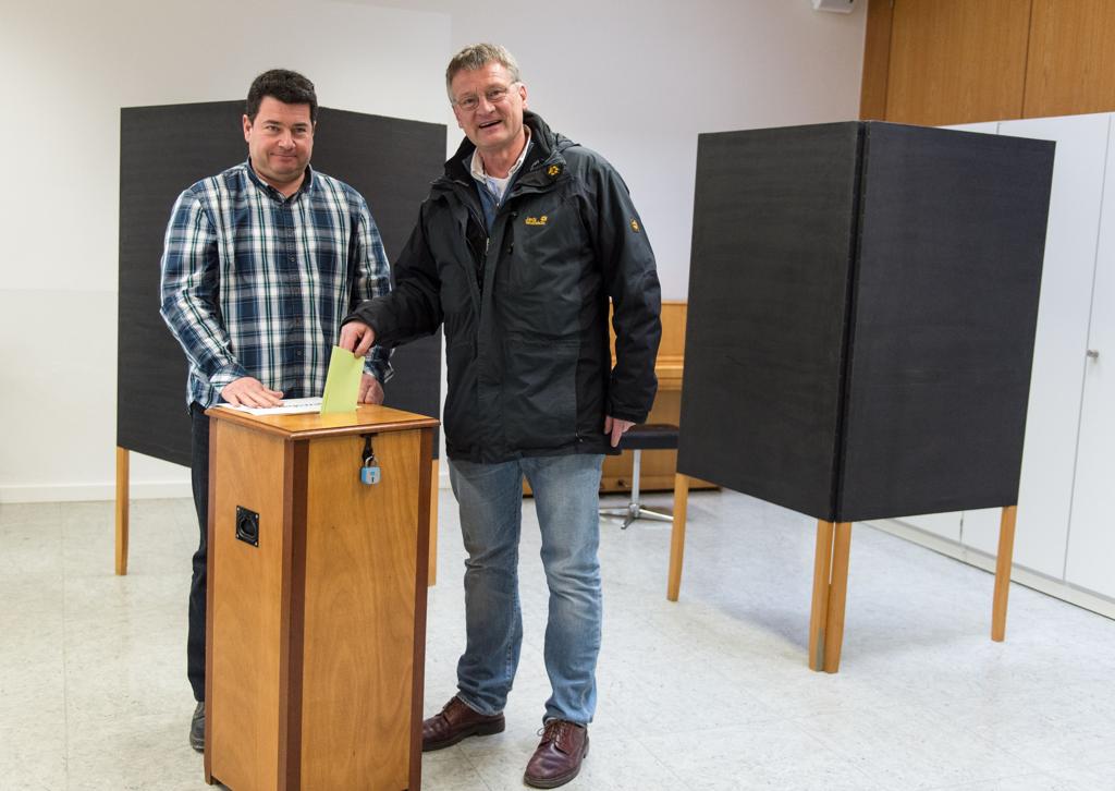 Joerg Meuthen (à direita), candidato pelo partido populista AfD: legenda pode conseguir segunda maior bancada do Parlamento | PATRICK SEEGER/AFP