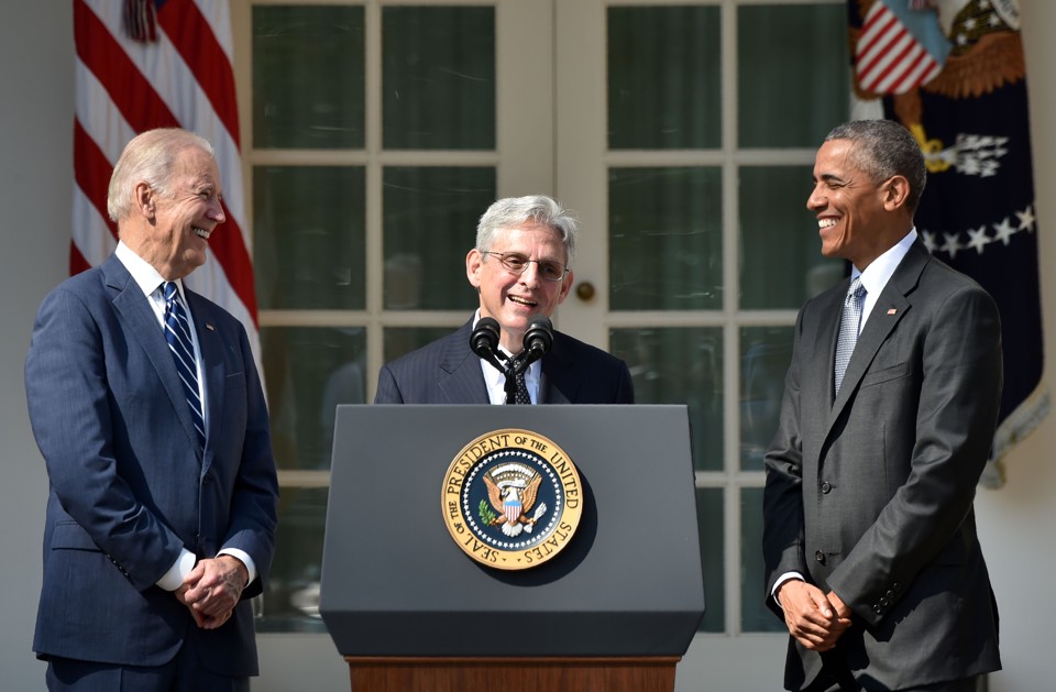 Entre o vice Joe Biden e Barack Obama, Garland discursa após nomeação | Nicholas Kamm/AFP