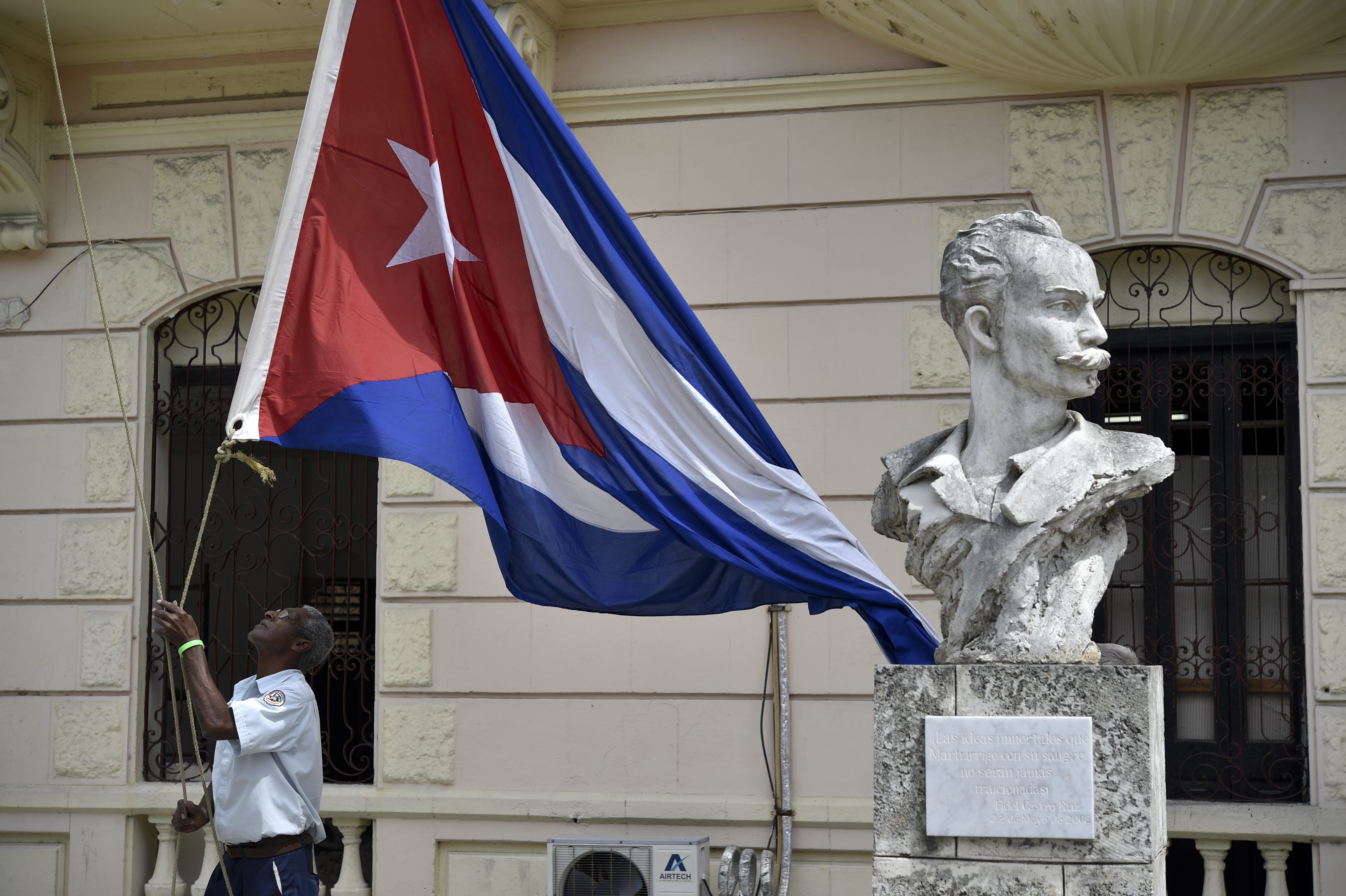 Cubanos se preparam para receber o presidente norte-americano Barack Obama. | Yuri Cortez/AFP