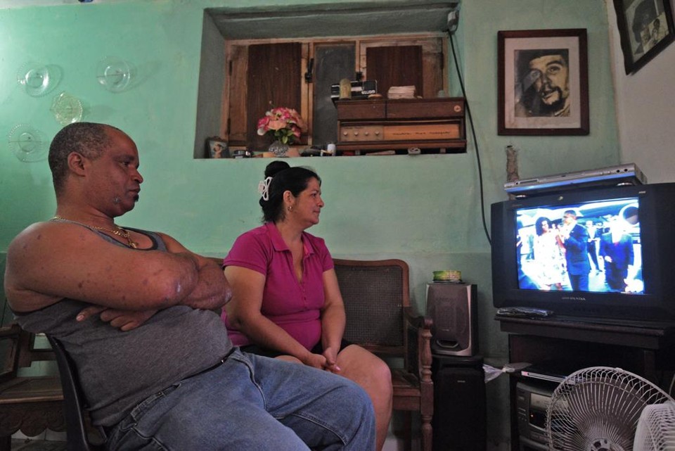 Família acompanha pela TV chegada do presidente | Rodrigo Arangua/AFP