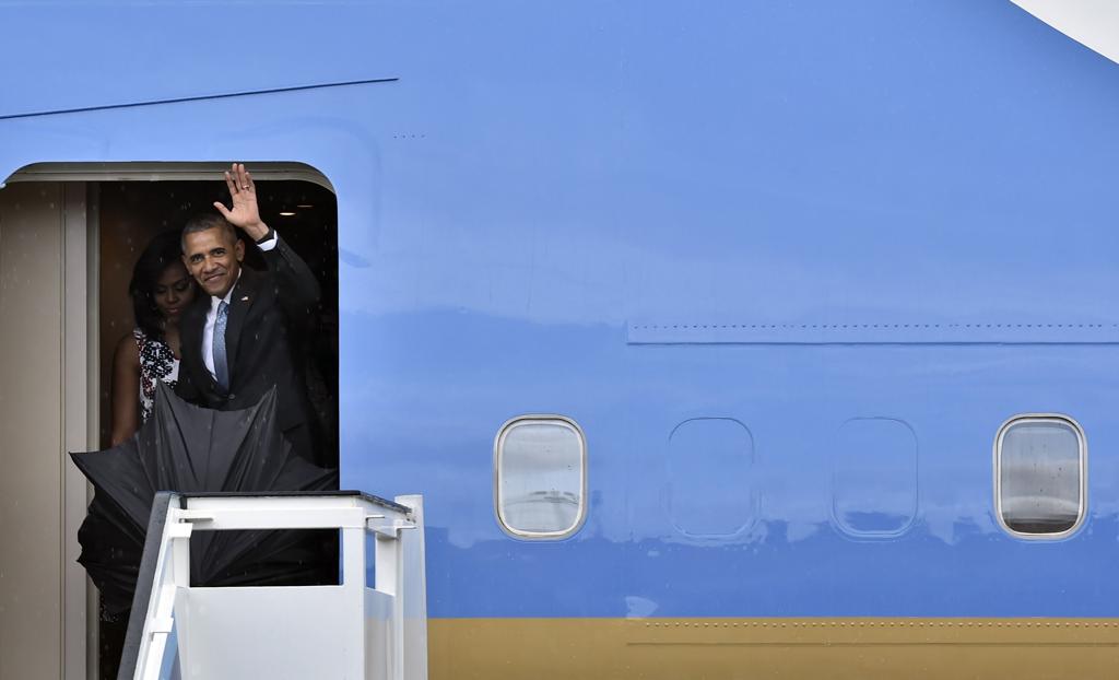 Obama acena para a imprensa na chegada a Havana | YURI CORTEZ/AFP