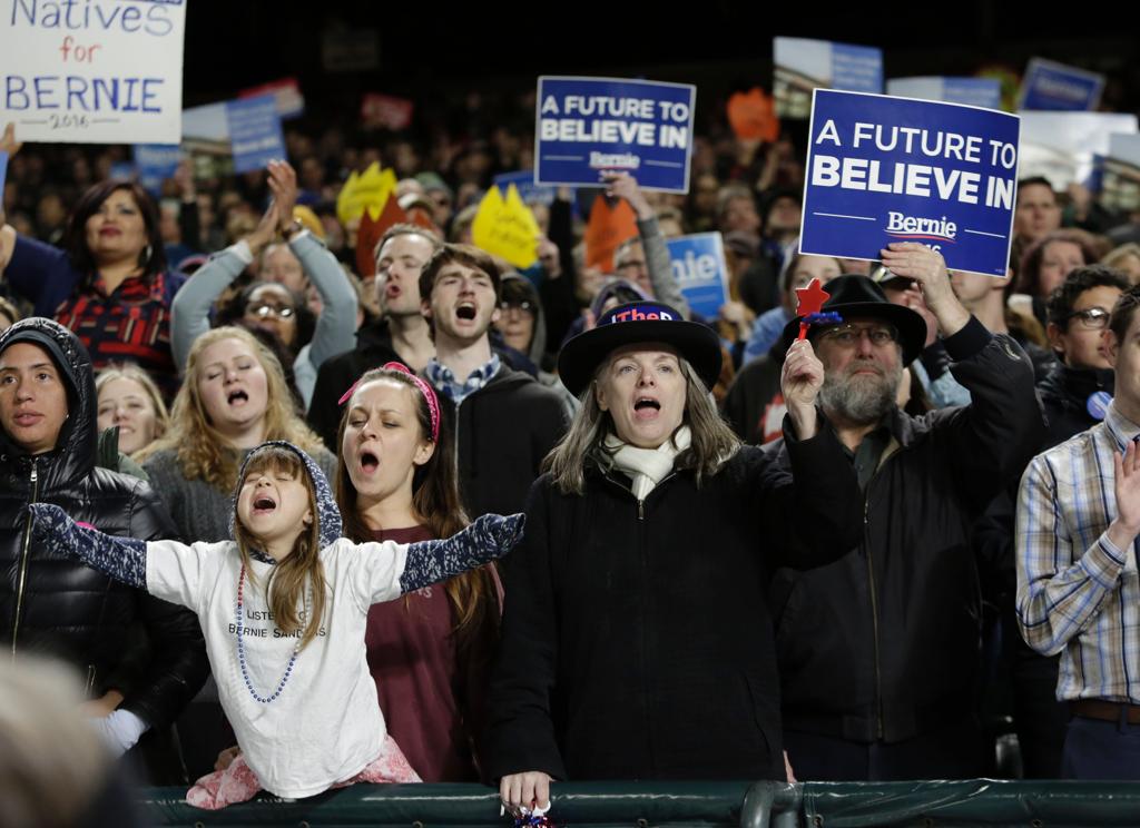 Torcida para candidato o presidencial democrata Bernie Sanders , durante uma reunião no Safeco Field, em Seattle , | JASON REDMOND/AFP