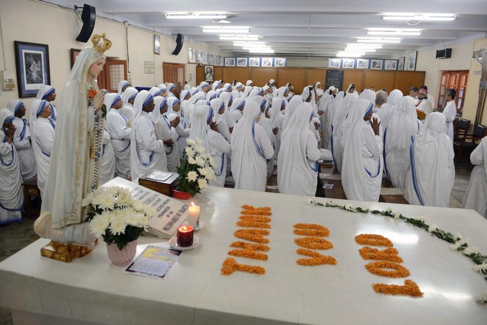 Seguidoras rezam  por Madre Teresa na cidade de Calcutá, na Índia | AFP