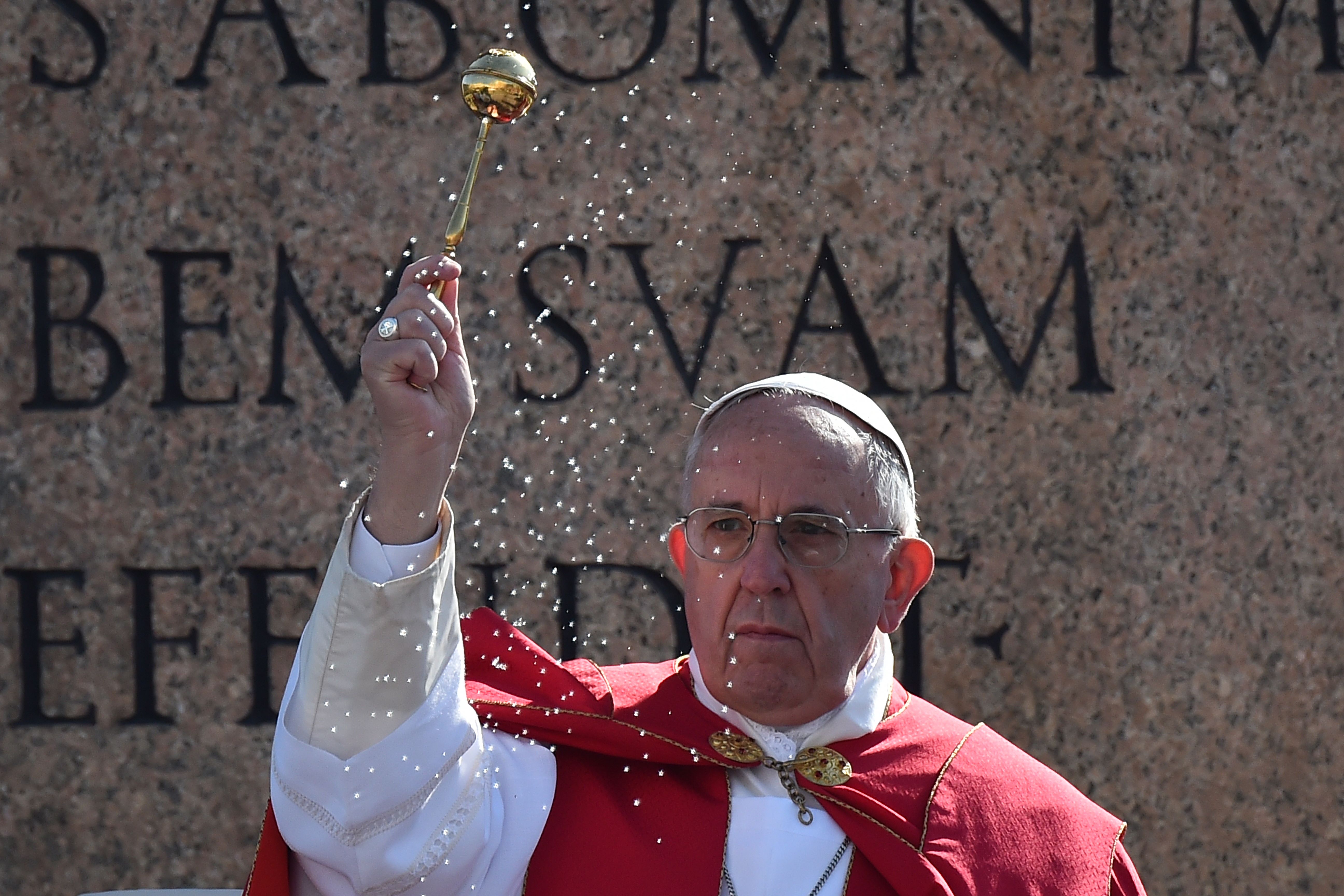 Papa Francisco abençoa fiéis na Basílica de São Pedro | Gabriel Bouys/AFP