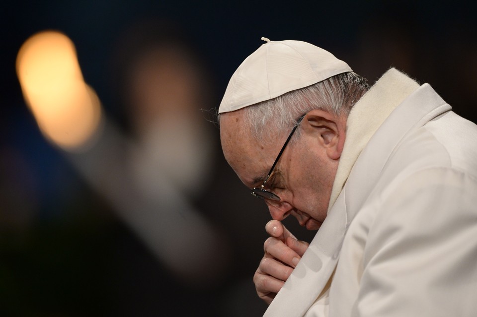 Papa Francisco durante as orações da Sexta-feira da Paixão, em Roma | FILIPPO MONTEFORTE/AFP