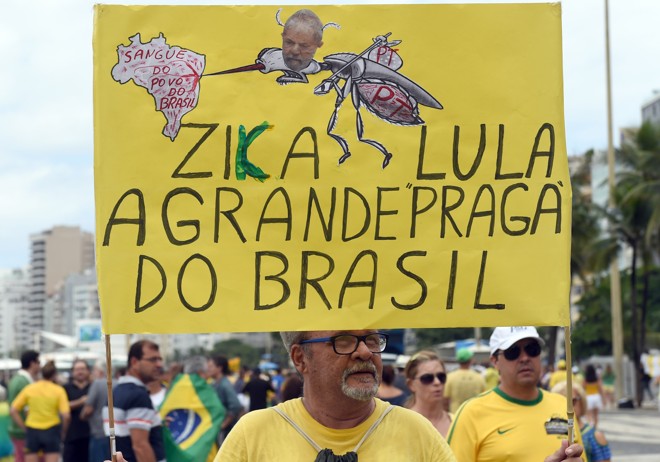 Cartaz mistura Zika e Lula durante ato em Copacabana. | VANDERLEI ALMEIDA/AFP