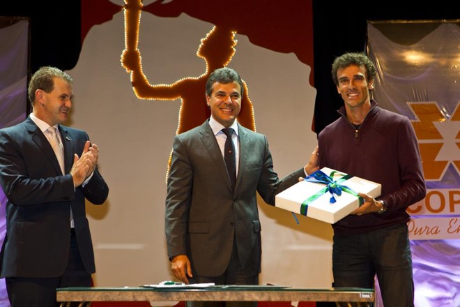 Emanuel recebe do governador Beto Richa o prêmio de melhor atleta do Paraná em 2012. | ANTONIO COSTA/ANTONIO COSTA
