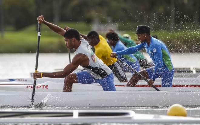 Moçambicano Mussá Chamaune treina com atletas brasileiros da seleção de canoa em Curitiba. | Daniel Castellano/Gazeta