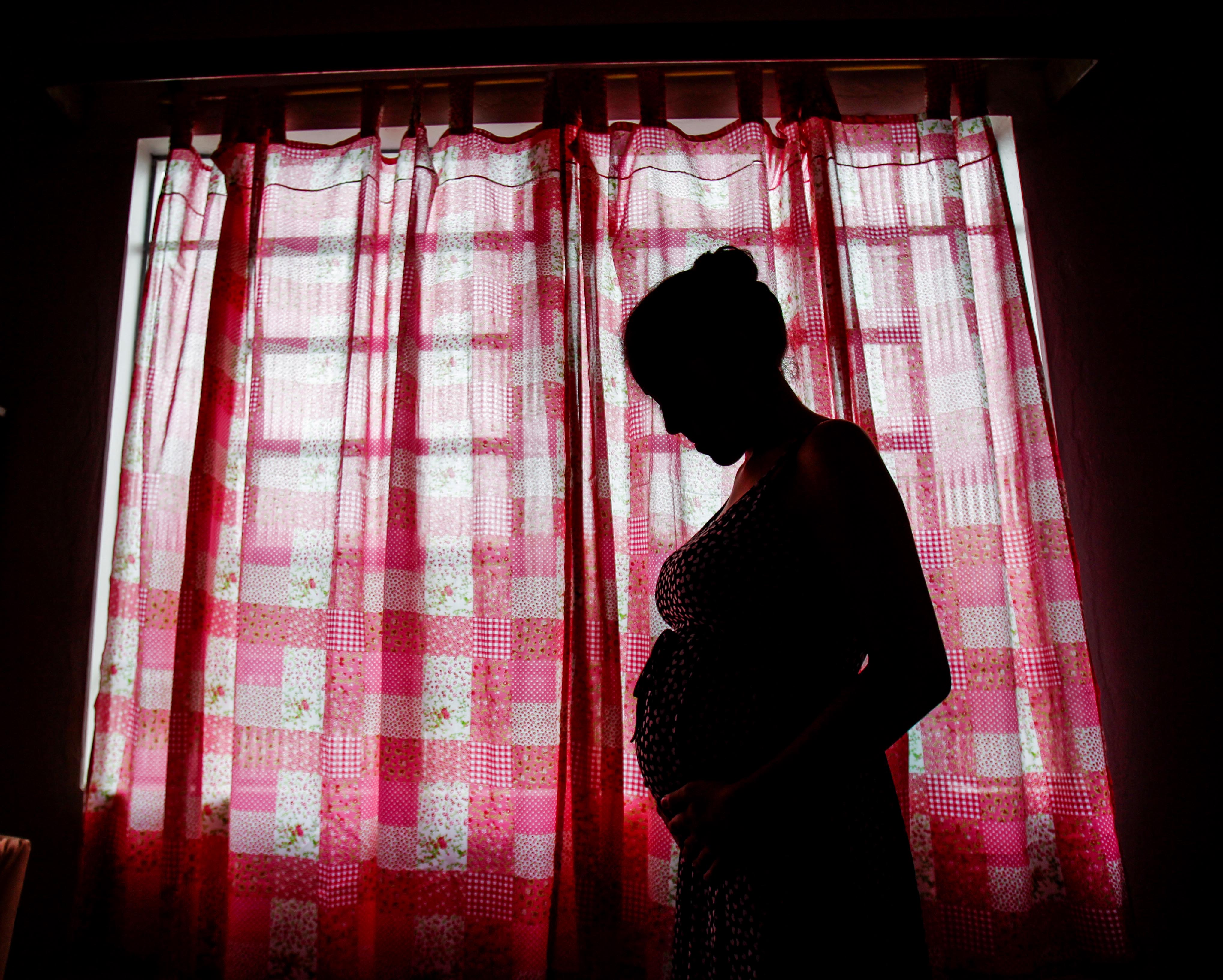 Como outras, Ana* sentiu vermelhidão e coceira. Não fosse o alerta nacional, pensaria ser uma alergia. Era zika, e no primeiro trimestre de gestação. | Fotos: Daniel Castellano/Gazeta do Povo