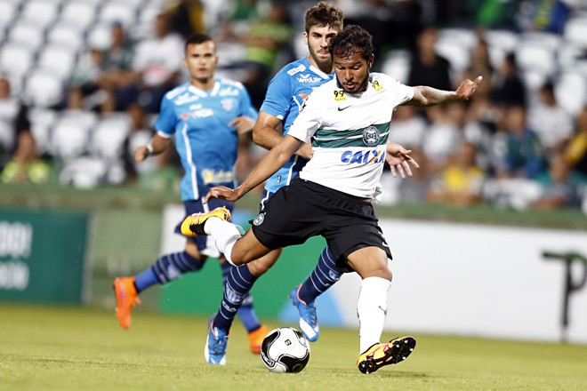 Vinícius marcou de fora da área o segundo gol do Coxa. | Albari Rosa/Gazeta do Povo