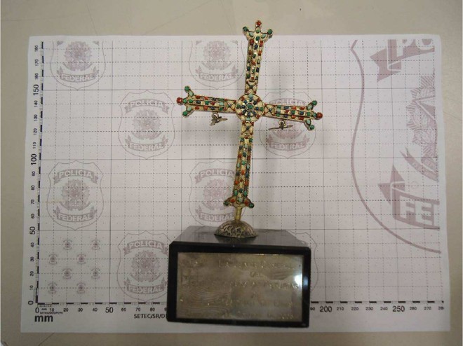 Crucifixo em metal banhado com incrustações de gemas |