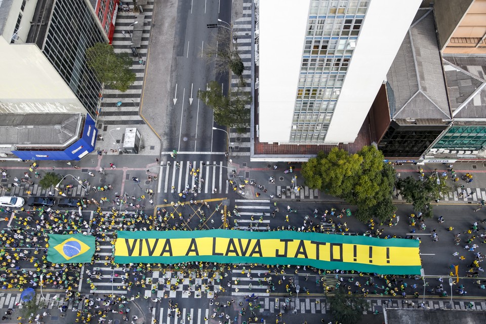 Protesto contra Dilma em Curitiba no ano passado: oposição avalia que corrupção tem mais “apelo” que pedaladas. | Henry Milleo/Gazeta do Povo/Arquivo