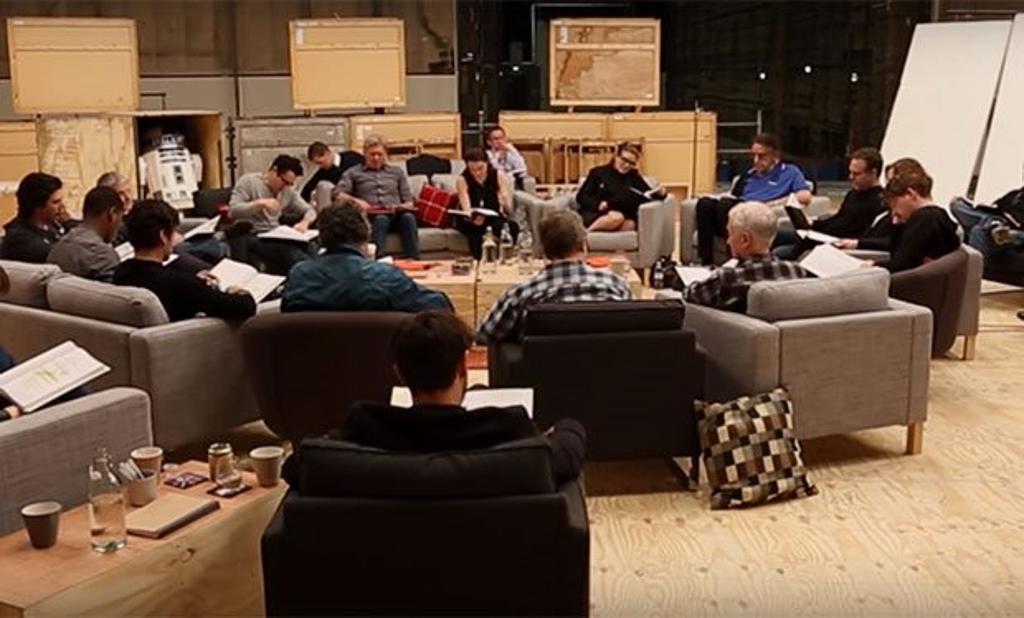 Elenco de Star Wars lê o roteiro com o diretor J. J. Abrahams | Divulgação/
