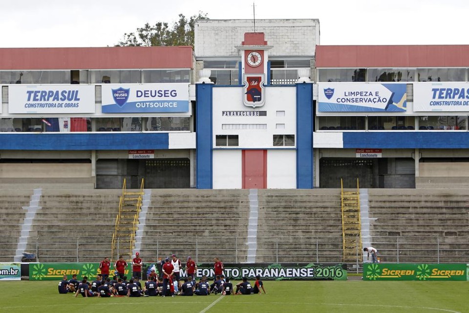 Elenco do Paraná reunido no centro do gramado da Vila: nova derrota do Tricolor nos tribunais. | Antônio More/Gazeta do Povo