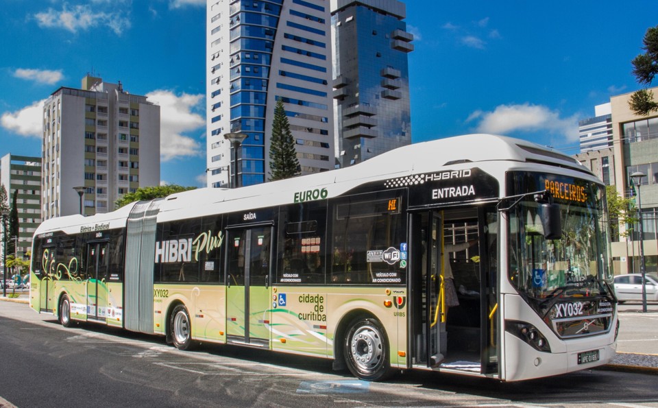 O híbrido articulado, batizado de Hibriplus, tem capacidade para 154 passageiros e vai circular na linha Interbairros II, sentido anti-horário. | Divulgação/Volvo do Brasil