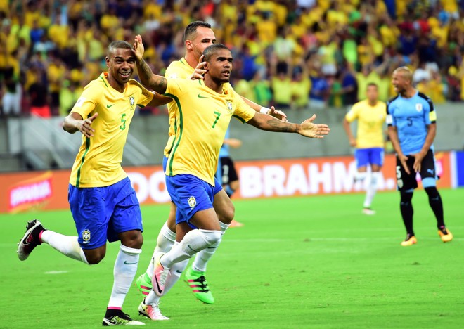 Douglas Costa comemora o primeiro gol do Brasil contra o Uruguai. | CHRISTOPHE SIMON/AFP