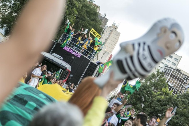Protesto em Curitiba contra Lula e o governo Dilma começou às 17h de quinta (17), e foi puxado por dois caminhões. Foto: | Marcelo Andrade/Gazeta do Povo