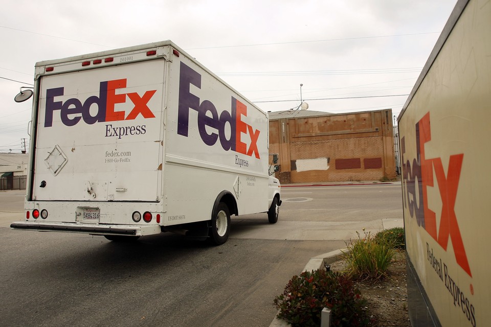 Caminhão de entreega do FedEx, nos EUA: entregas rápidas consomem mais recursos ambientais. | DAVID MCNEW/AFP