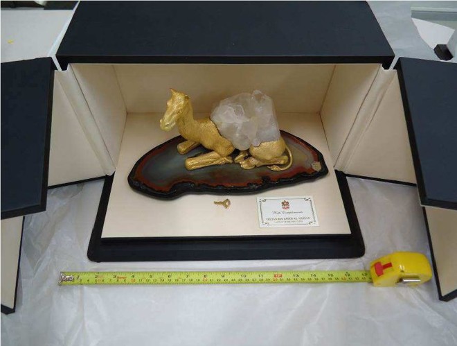 Escultura de camelo em metal dourado, com quartzo e ágata |