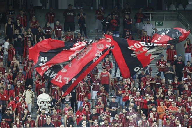 Torcida do Atlético apreensiva durante o confronto com o PSTC, na Arena da Baixada. Gol contra de Tayron diminuiu a tensão nas arquibancadas. | Antônio More/Gazeta do Povo