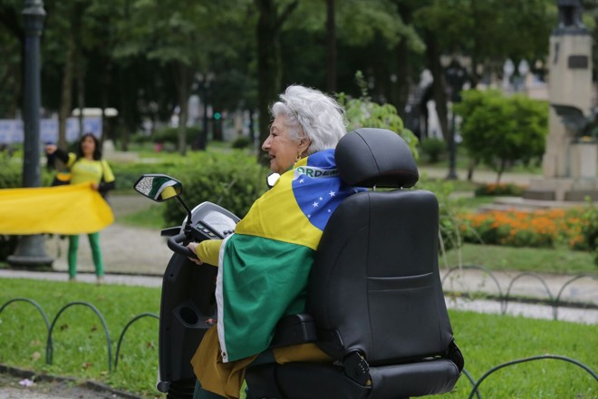 Na Praça Santos Andrade, no fim da manhã deste domingo já havia manifestantes no ponto de partida do ato em Curitiba | Giuliano Gomes/Gazeta do Povo