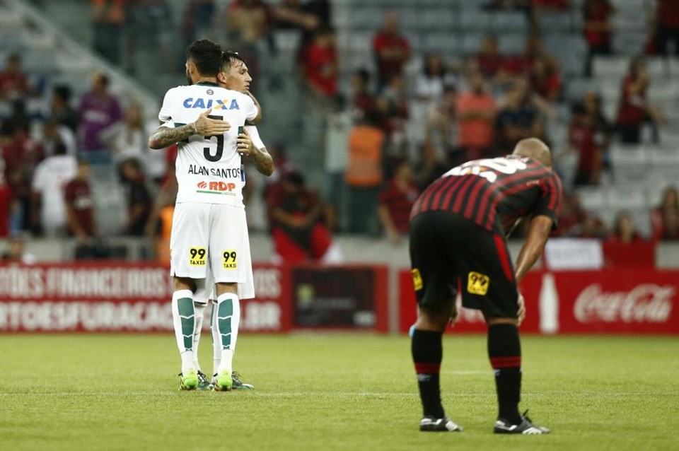 Walter observa jogadores do Coritiba comemorando a vitória sobre o Atlético. | Hugo Harada/Gazeta do Povo