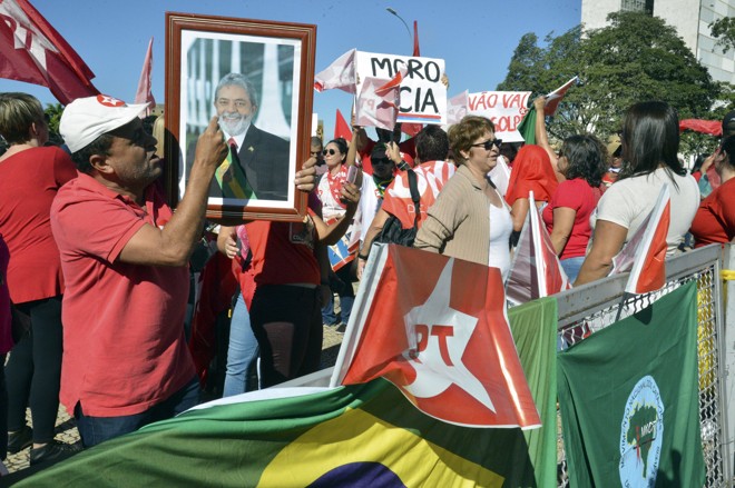 Manifestante exibe foto de Lula em meio a protesto pró-governo nesta quinta-feira (17). Foto: | Antonio Cruz/Agência Brasil