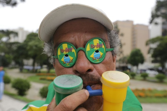 Na Praça Santos Andrade, no fim da manhã deste domingo já havia manifestantes no ponto de partida do ato em Curitiba | Giuliano Gomes/Gazeta do Povo